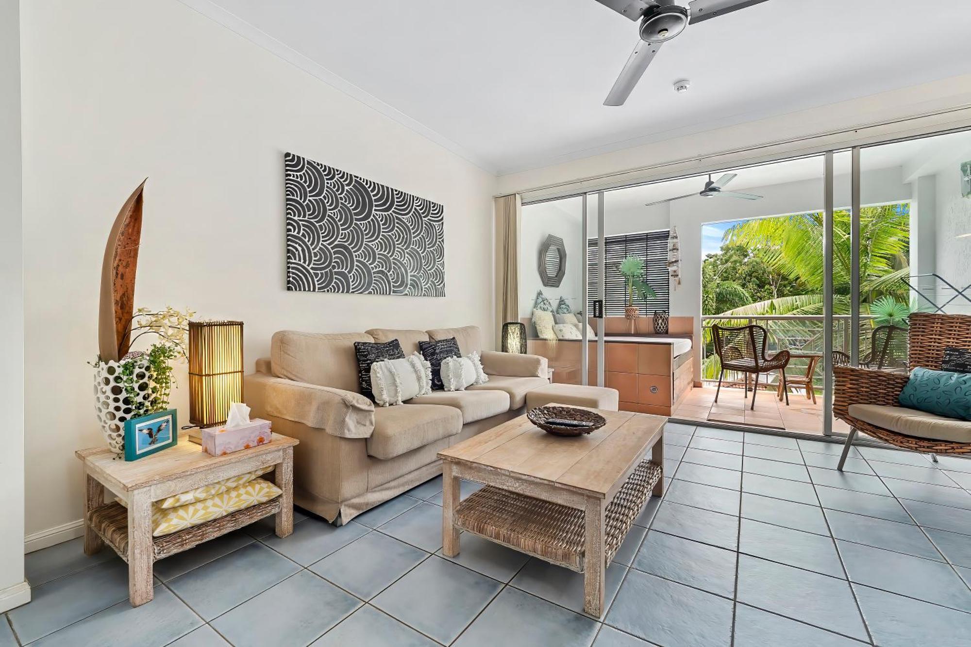 Alassio Beachfront Apartments Palm Cove Room photo