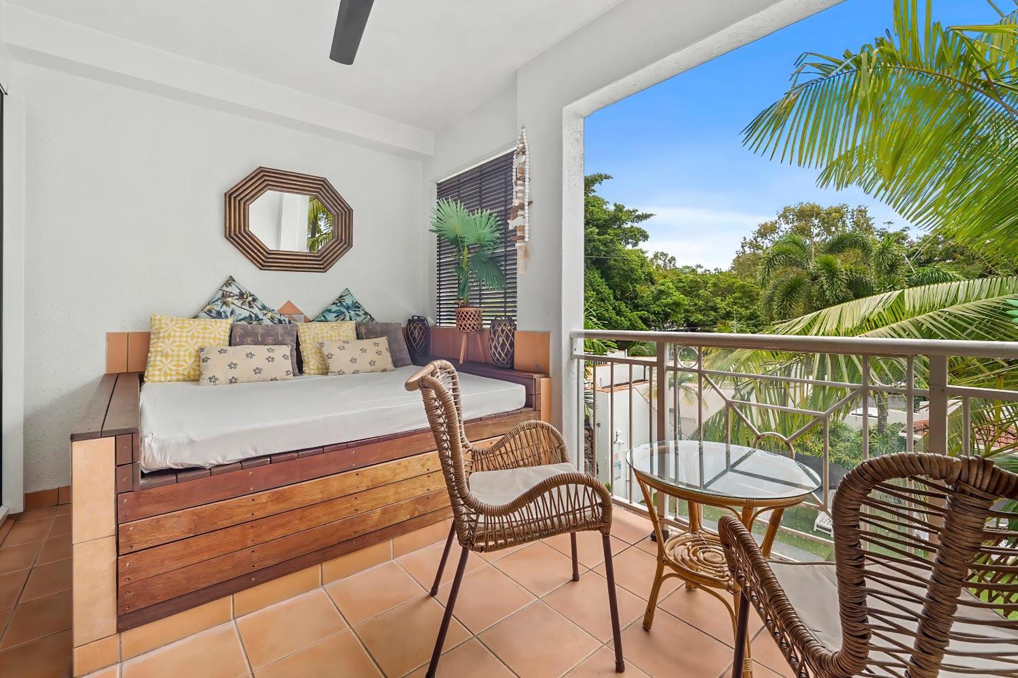 Alassio Beachfront Apartments Palm Cove Room photo
