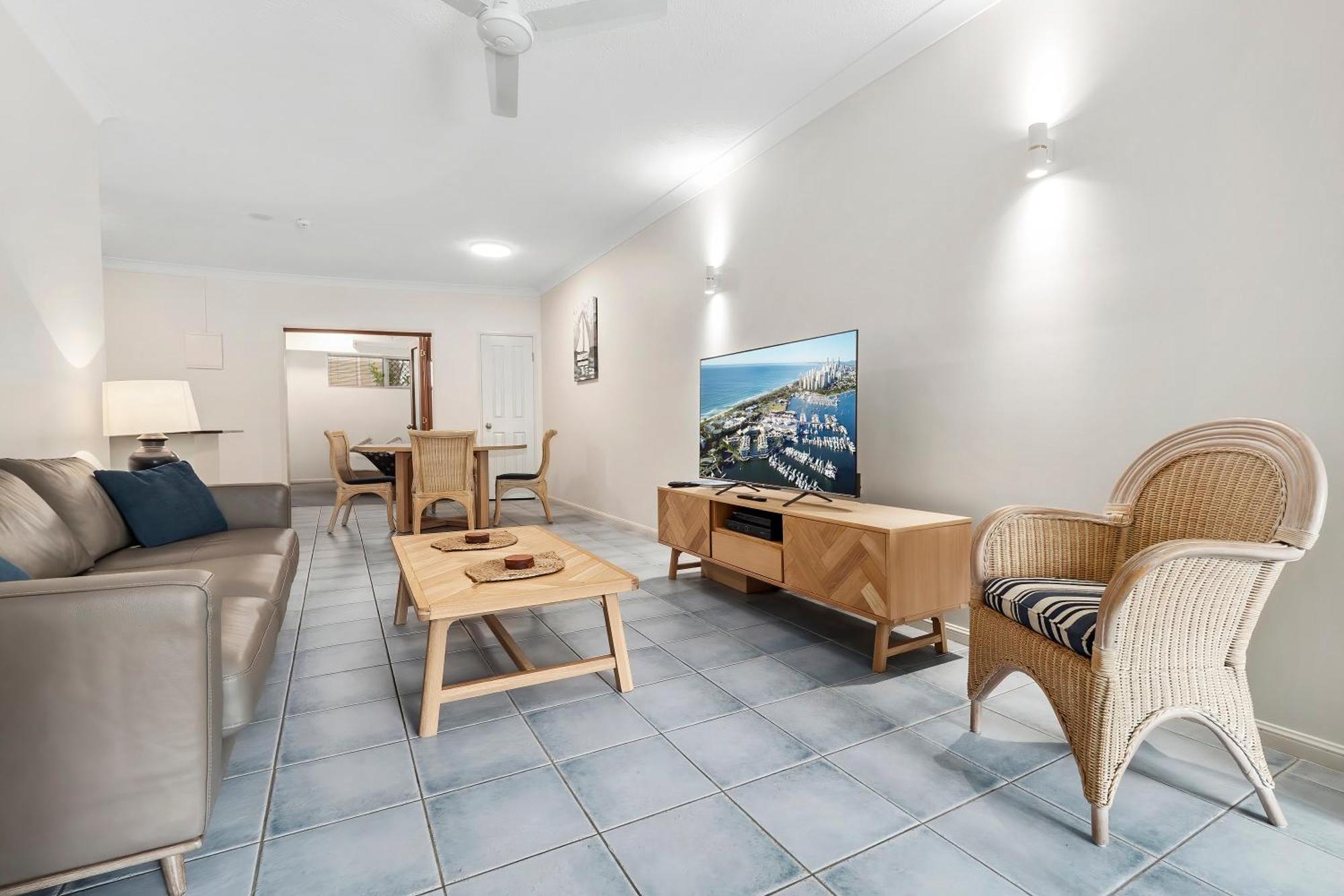 Alassio Beachfront Apartments Palm Cove Room photo