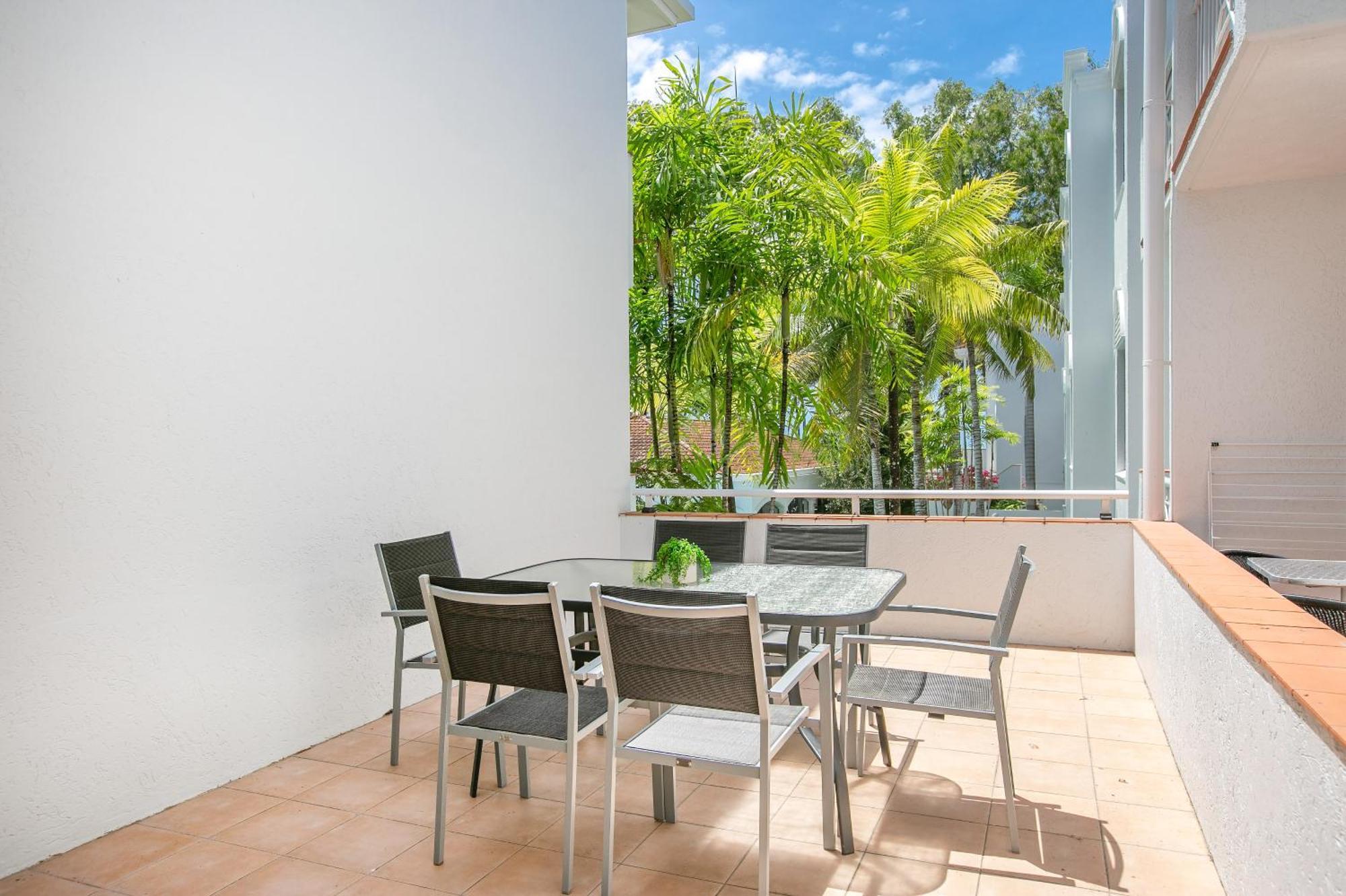 Alassio Beachfront Apartments Palm Cove Room photo